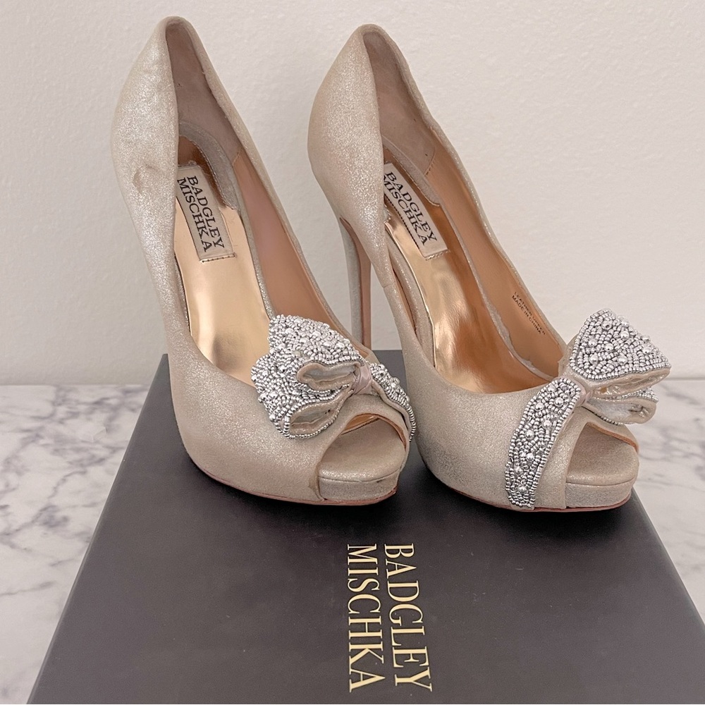 Gold silver badgley mischka leather high heels with beaded bow size 6.5